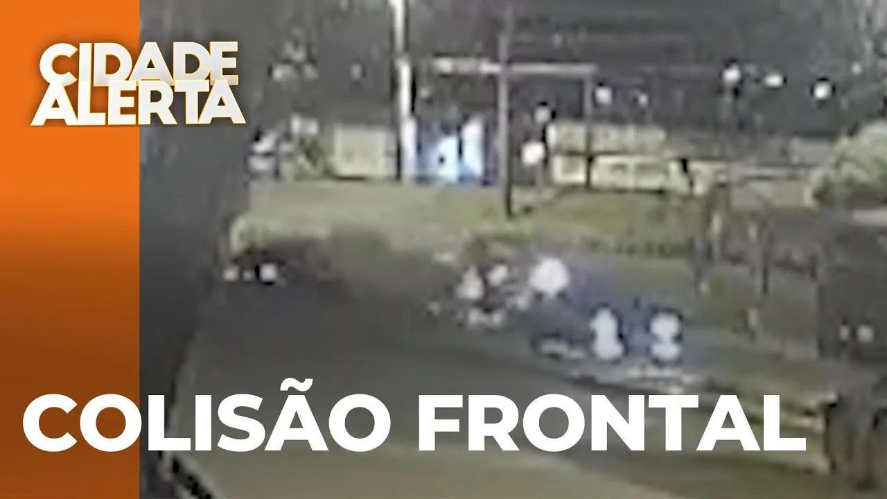 Câmera de segurança registra colisão frontal entre carro e caminhonete