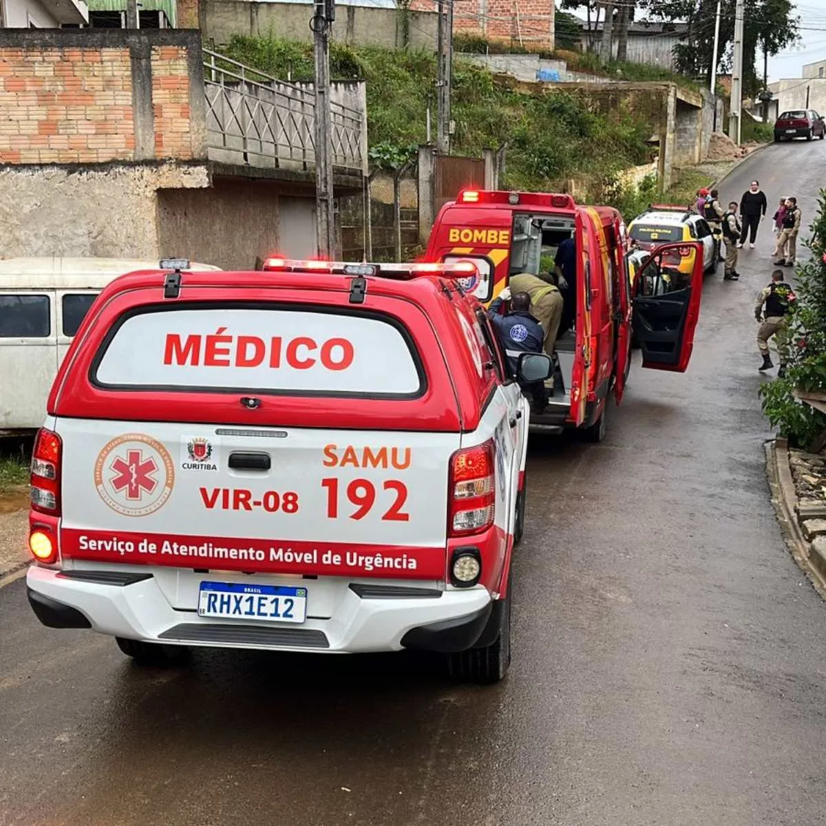 Um homem que ameaçava a própria família foi baleado pela polícia na manhã desta terça-feira (3), em Almirante Tamandaré, na Região Metropolitana de Curitiba. De acordo com a Polícia Militar do Paraná (PMPR), ele avançou contra os policiais com uma faca, quando foi atingido por três tiros na região do tórax. Em seguida, o ferido foi levado para o Hospital Cajuru, com ferimentos moderados.