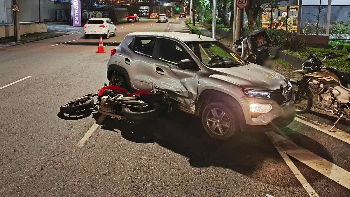 Motociclista atingiu a lateral do carro, na Via Rápida do Cabral