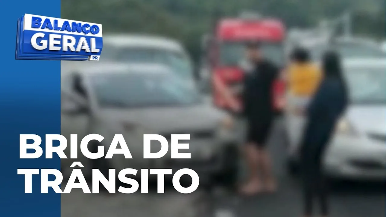 Motorista destrói carro com machado após briga de trânsito no contorno leste