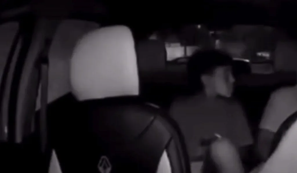 jovem dentro de um carro