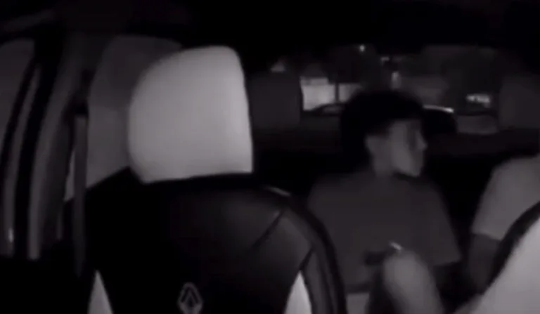 jovem dentro de um carro