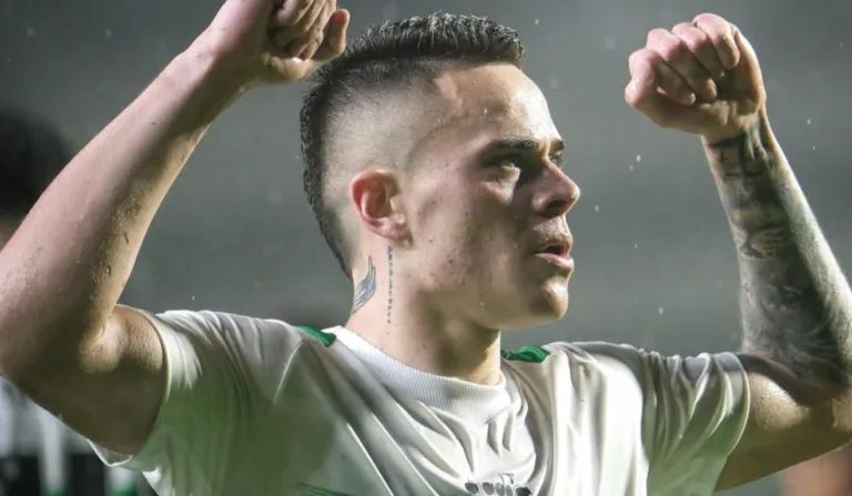 geovane meurer comemorando com a camisa do coritiba