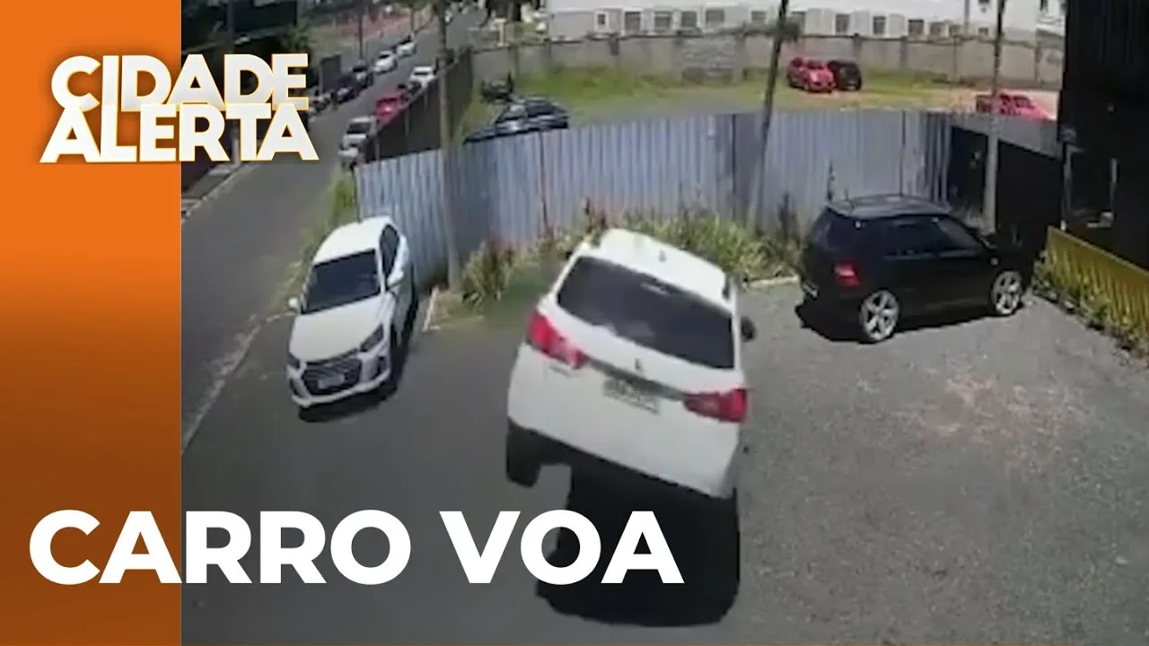 Carro voa em muro de prédio; Câmeras flagraram tudo