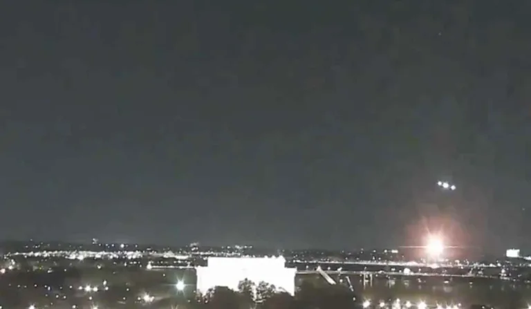 Veja vídeos do avião que colidiu com um helicóptero em Washington