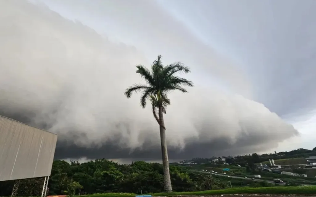 Flagrante de nuvem prateleira durante mudança brusca de tempo no interior de São Paulo