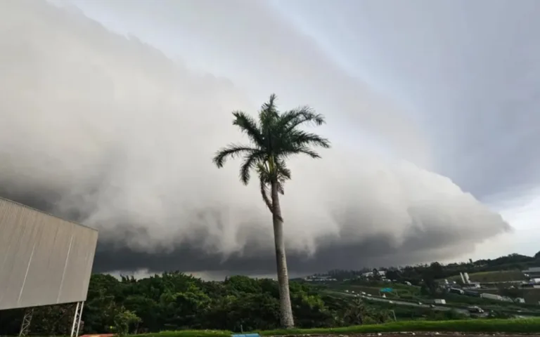 Flagrante de nuvem prateleira durante mudança brusca de tempo no interior de São Paulo