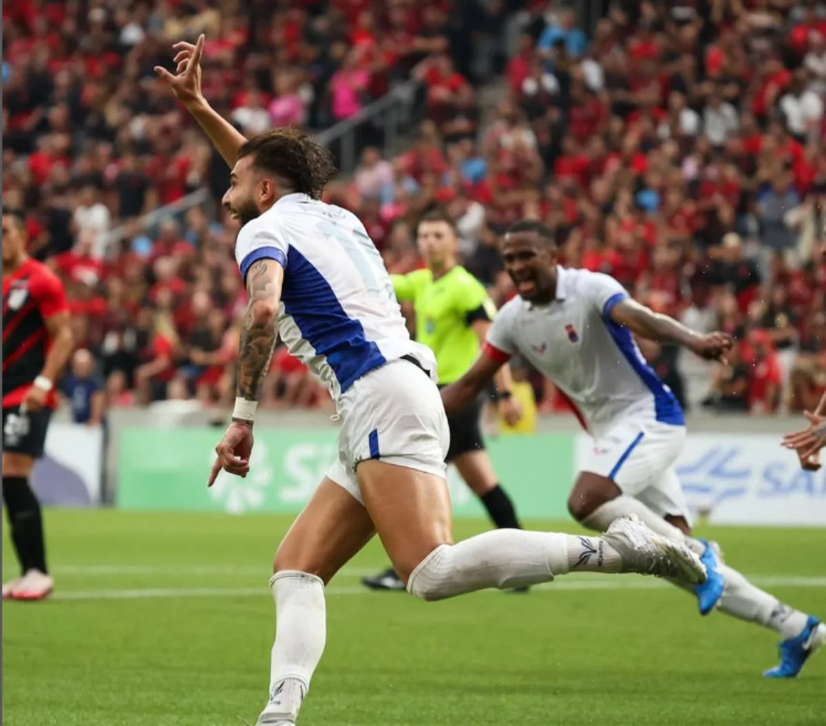 Rivais voltam a se encontrar após três anos (Foto: @ofelipeoscar / Paraná Clube) 