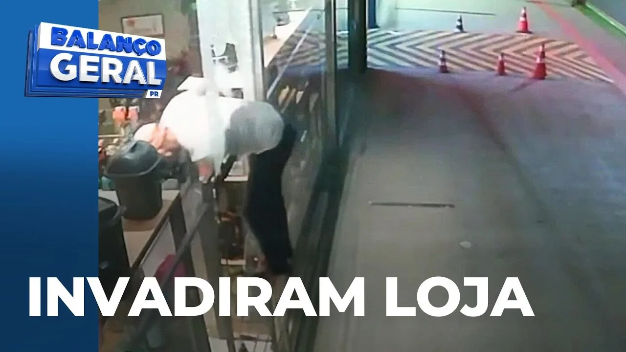 Bandidos quebram vidraça e fazem malabarismo para invadir loja