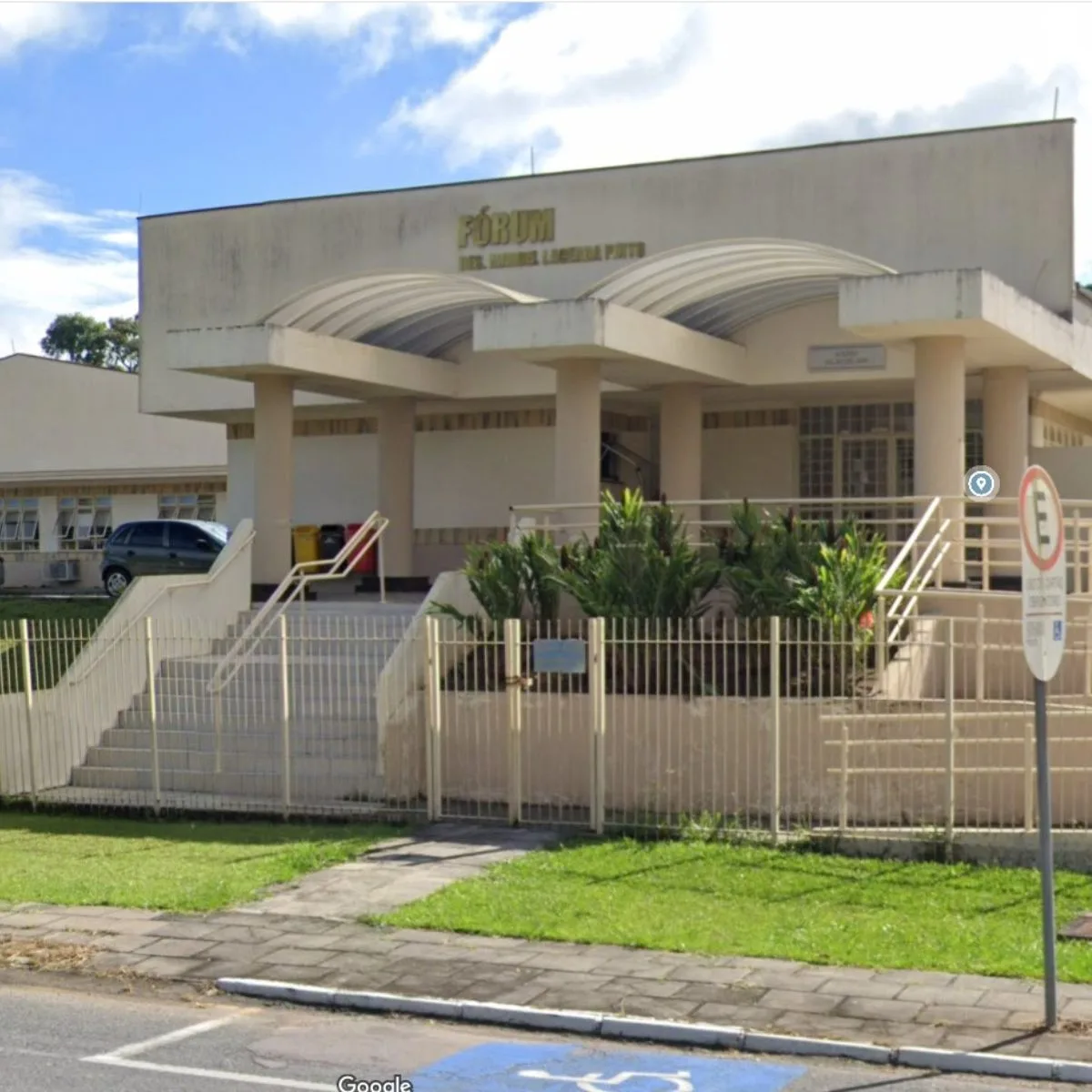 O Juízo da Vara da Infância e da Juventude da Comarca de Araucária, na Região Metropolitana de Curitiba, afastou liminarmente uma conselheira tutelar do município. A decisão, proferida na segunda-feira (21), atende ao pedido do Ministério Público do Paraná (MPPR), que ajuizou uma ação civil pública contra a conselheira.