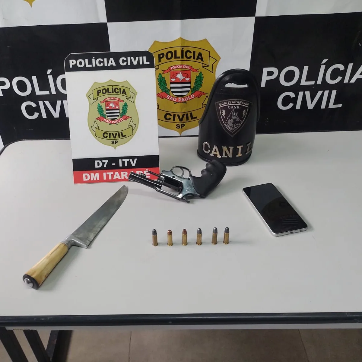 A Polícia Civil do Paraná (PCPR), com apoio da Polícia Militar de São Paulo (PMSP), prendeu na sexta-feira (29), em Itararé-SP, um homem que manteve a ex-companheira em cárcere privado, sob a mira de uma arma, em Castro, nos Campos Gerais do Paraná. O suspeito fugiu para o estado vizinho após libertar a jovem, que foi mantida em cativeiro em um hotel por diversas horas.