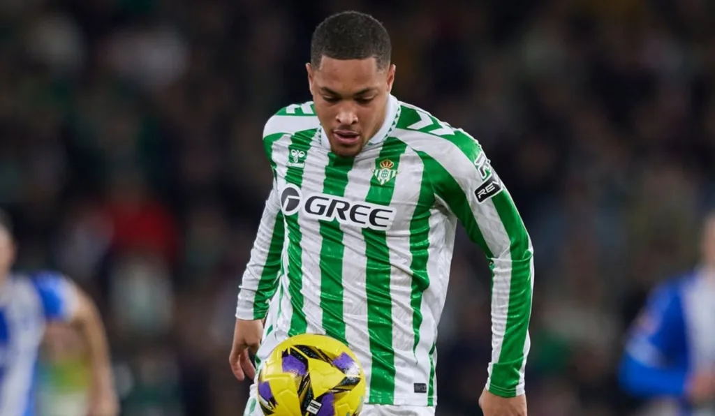 Vitor Roque, ex-Athletico, em ação pelo Betis