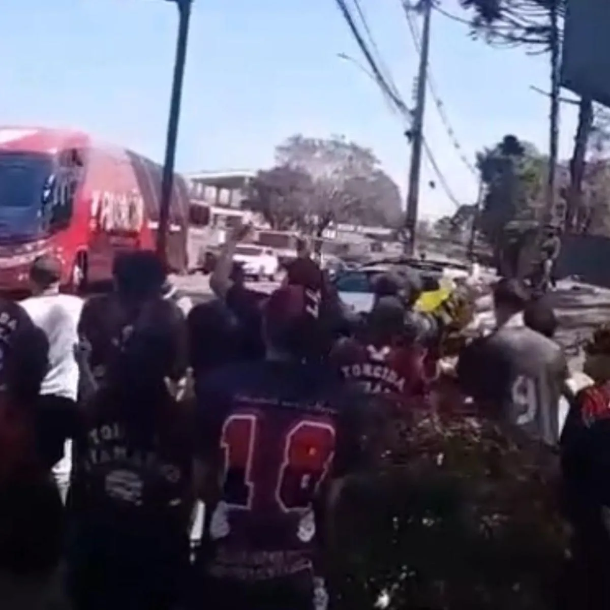 Torcida do Athletico realiza protesto