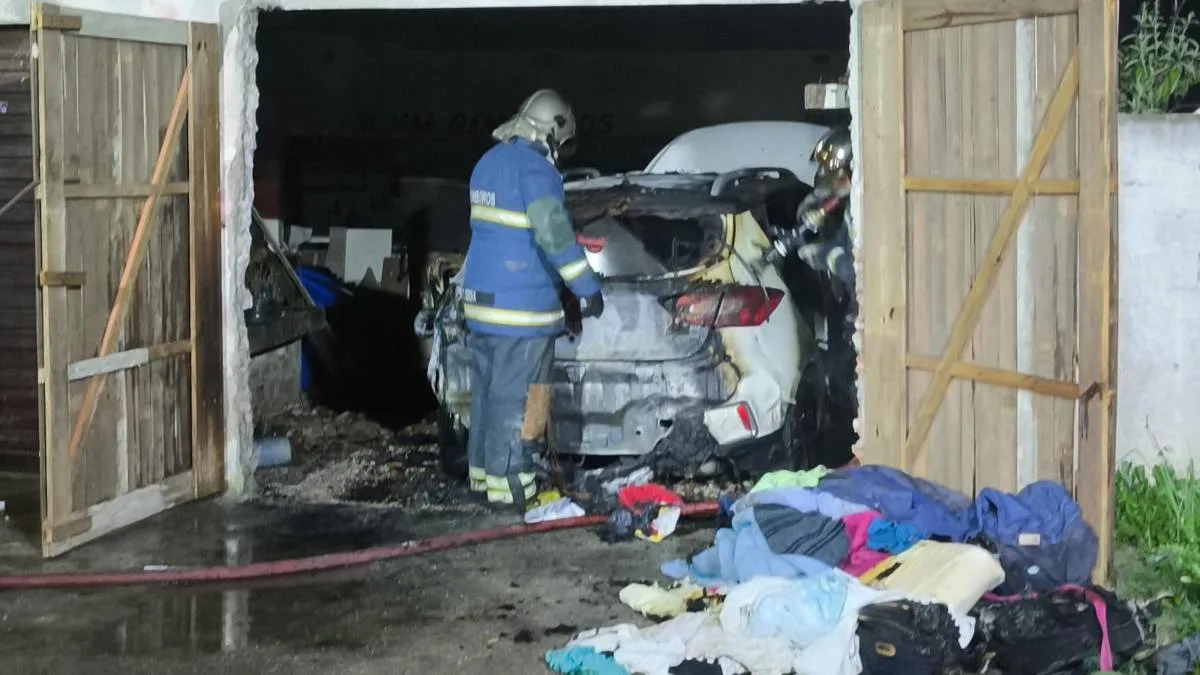 Carro é incendiado após briga de casal em São José dos Pinhais