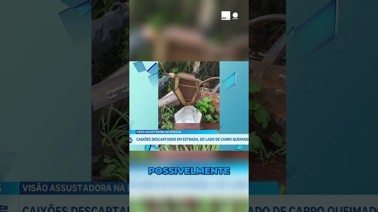 Caixões são descartados em estrada ao lado de carro queimado