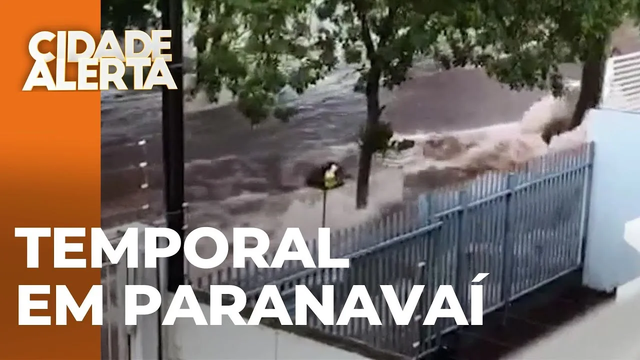 Temporal em Paranavaí: Moradores registram rua virando rio durante chuva forte
