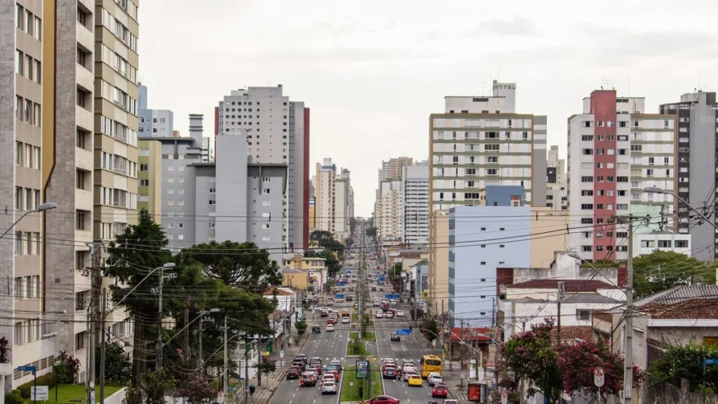 Rua de Curitiba com carros e prédios