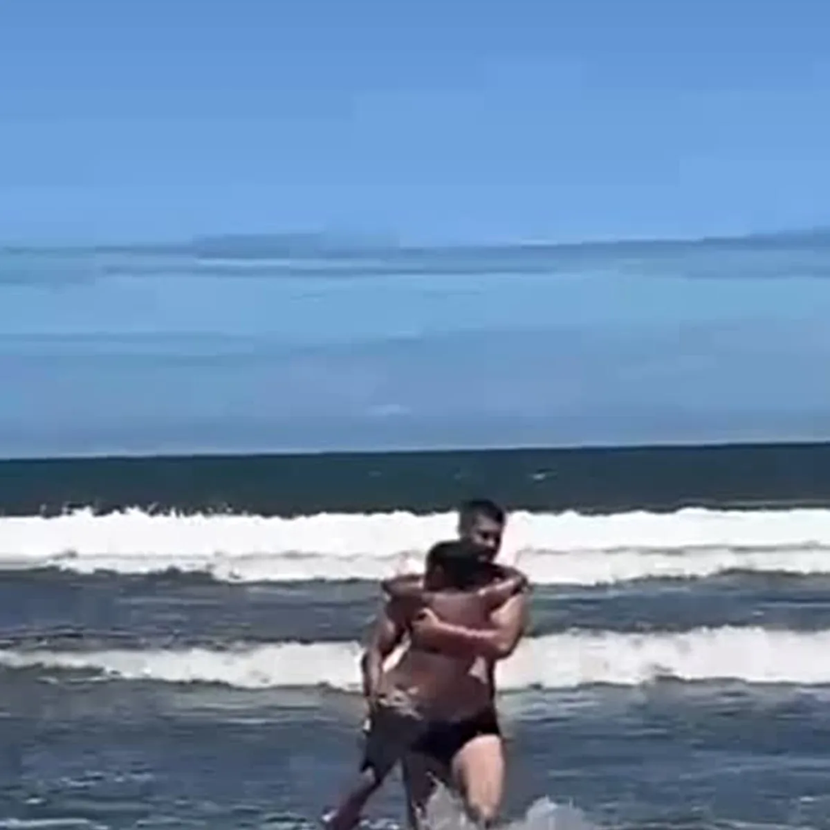 Um policial militar salvou um menino de sete anos de idade de se afogar, em Guaratuba, no litoral paranaense, na tarde de domingo (17).