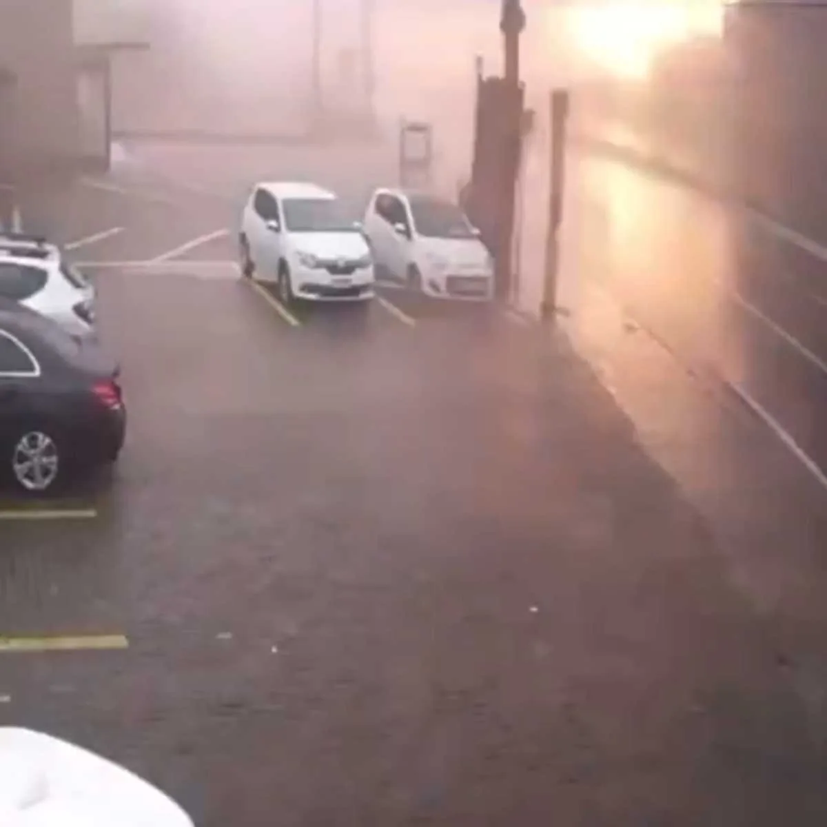 avião explode após queda em gramado