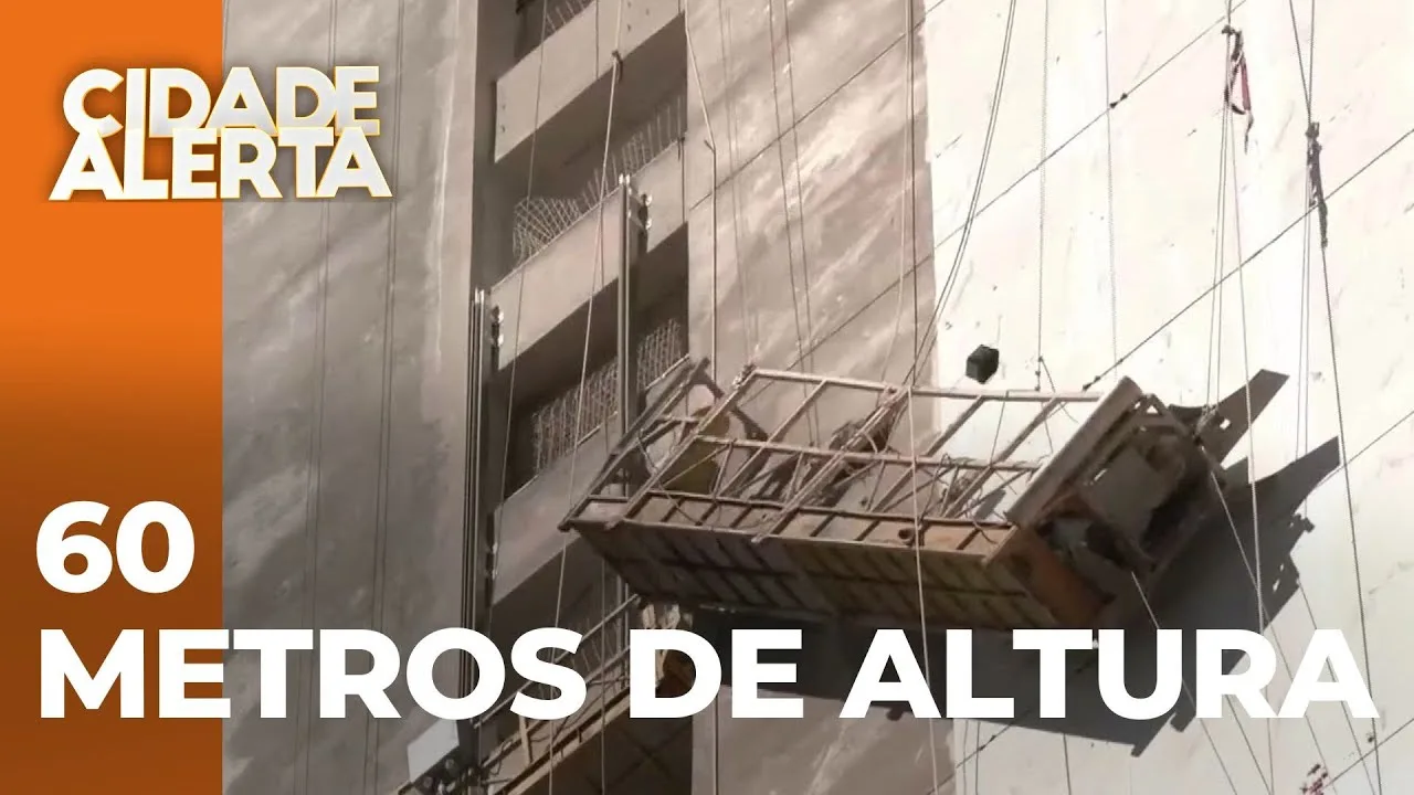Trabalhadores ficam pendurados em cobertura de prédio na Zona Sul; imagens mostram o acidente