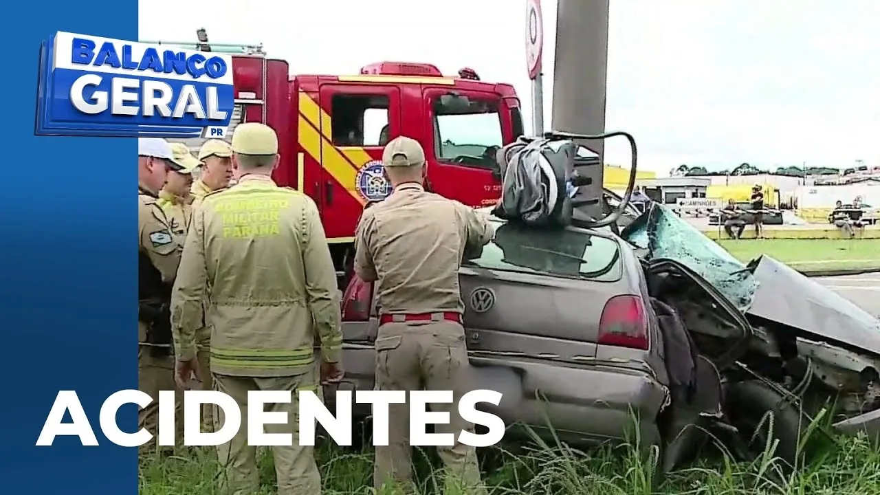 Feriado com acidentes: motorista bate em carro, parado no sinaleiro, e dorme após o acidente