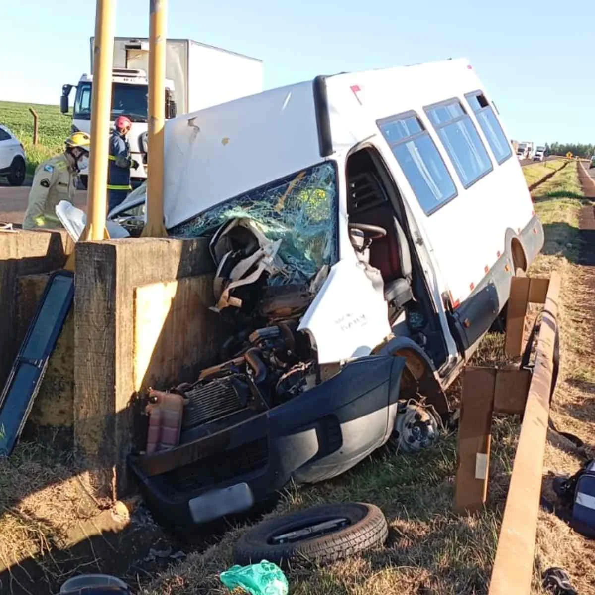 Acidente com van de padras aconteceu por volta das 5h50 desta quinta-feira (5)