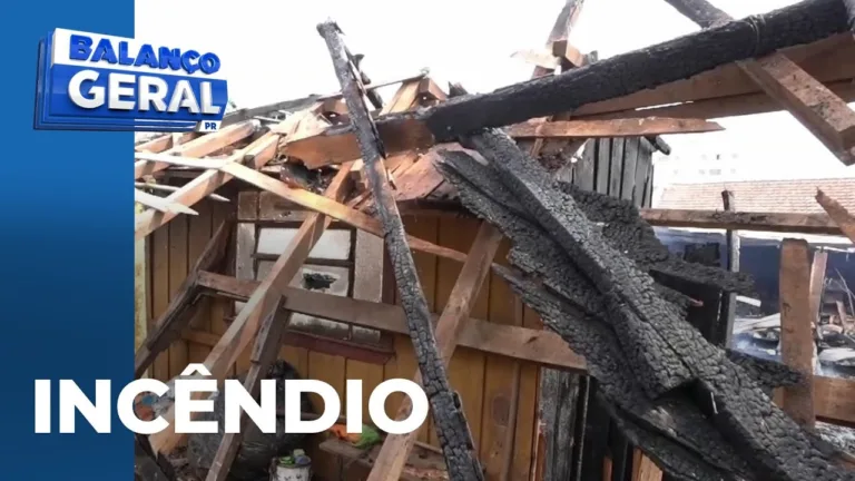 Fogo destrói casa de madeira que vinha sendo invadida a noite