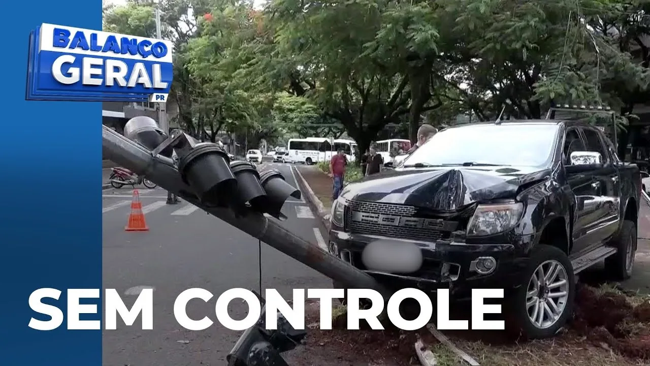 Motorista perde o controle do carro ao fazer rotatória e derruba semáforo em Maringá