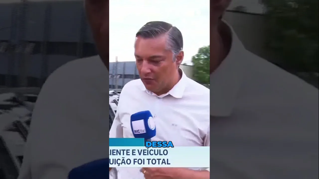 Carro pega fogo no meio da rua após mecânico testar o veículo em Maringá