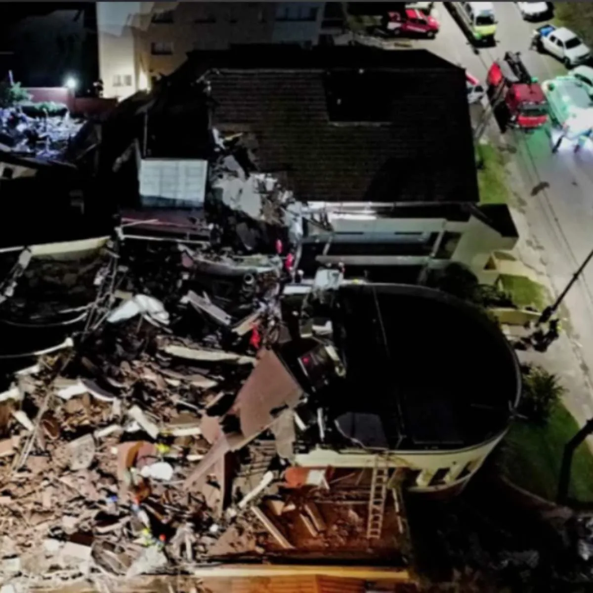 Hotel de 10 andares desaba e equipe de resgate procura por soterrados