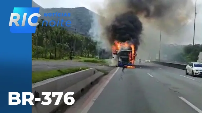 Caminhão pega fogo após acidente na BR-376 e deixa as pistas interditadas