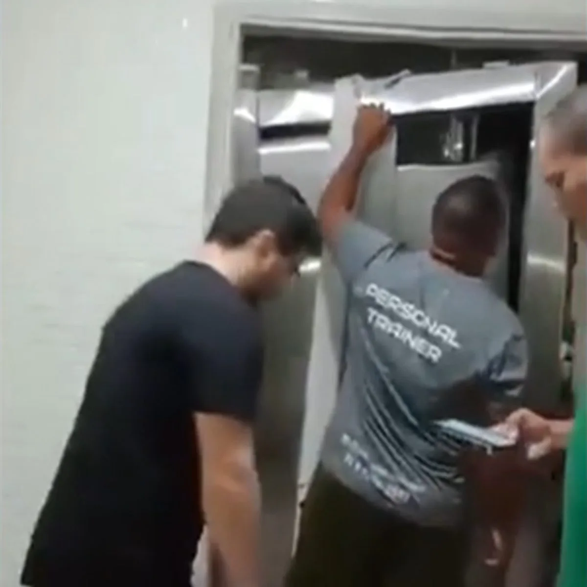 Trabalhadores morrem após elevador cair de 25 metros em prédio de luxo