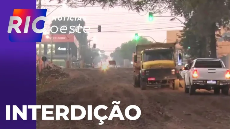 Interdição na rua Jacarezinho entre a AV. Brasil e a rua Fortuna Bebber