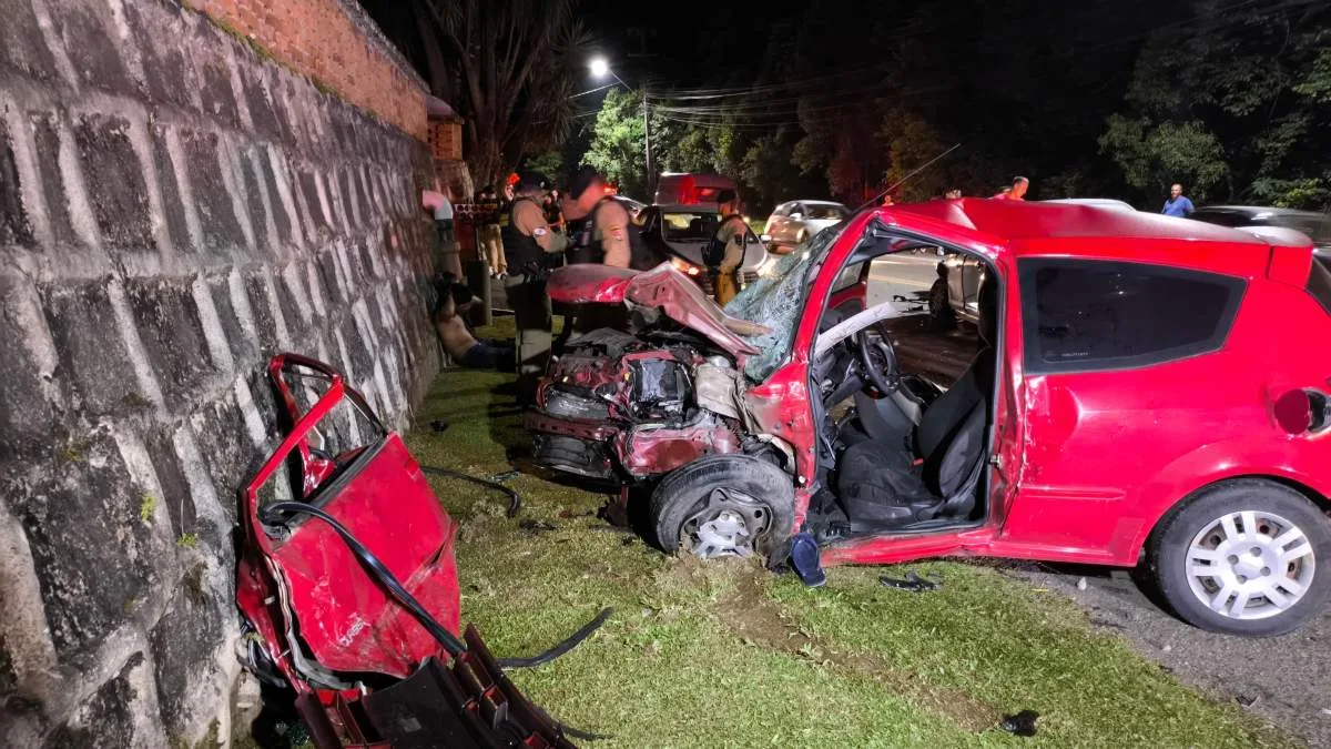 Carro de homem que saiu de casa para comprar um lanche ficou destruído