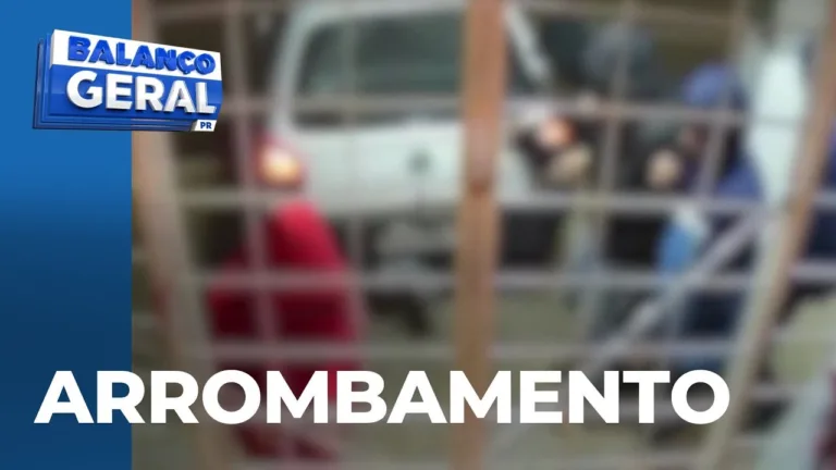 Quadrilha usa carro para arrombar loja de conveniência; câmera registrou o momento