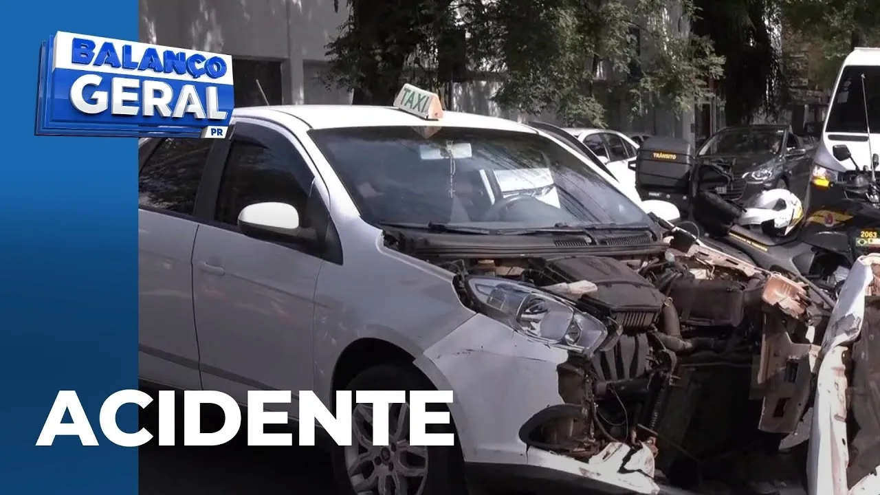 Após batida, carro atravessa avenida e atinge poste de energia; este, quase invadiu agência bancária
