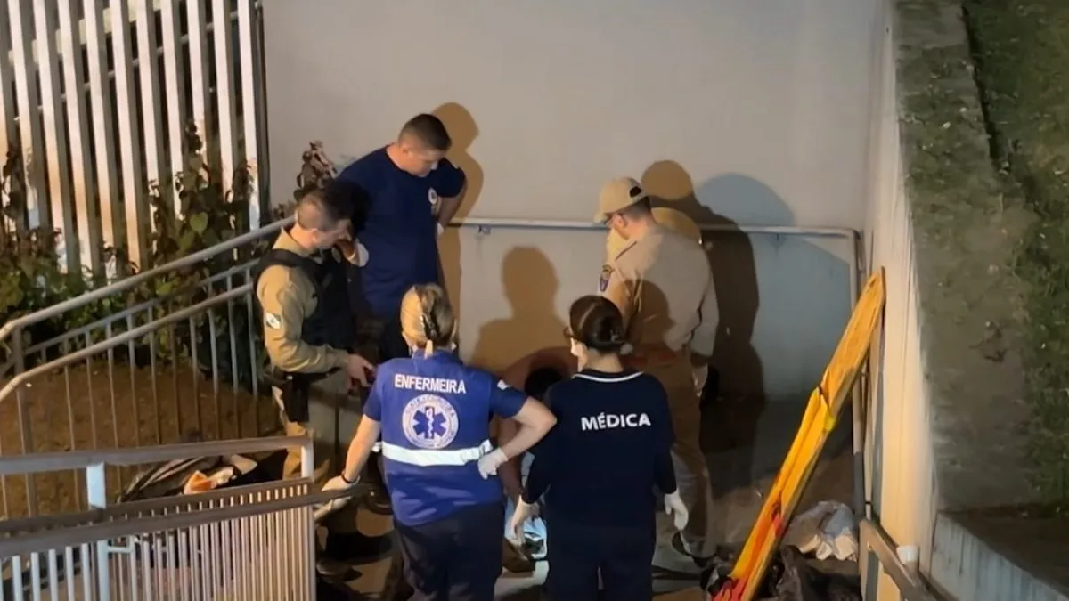 Morador em situação de rua revela que cachorro foi atacado por capivara