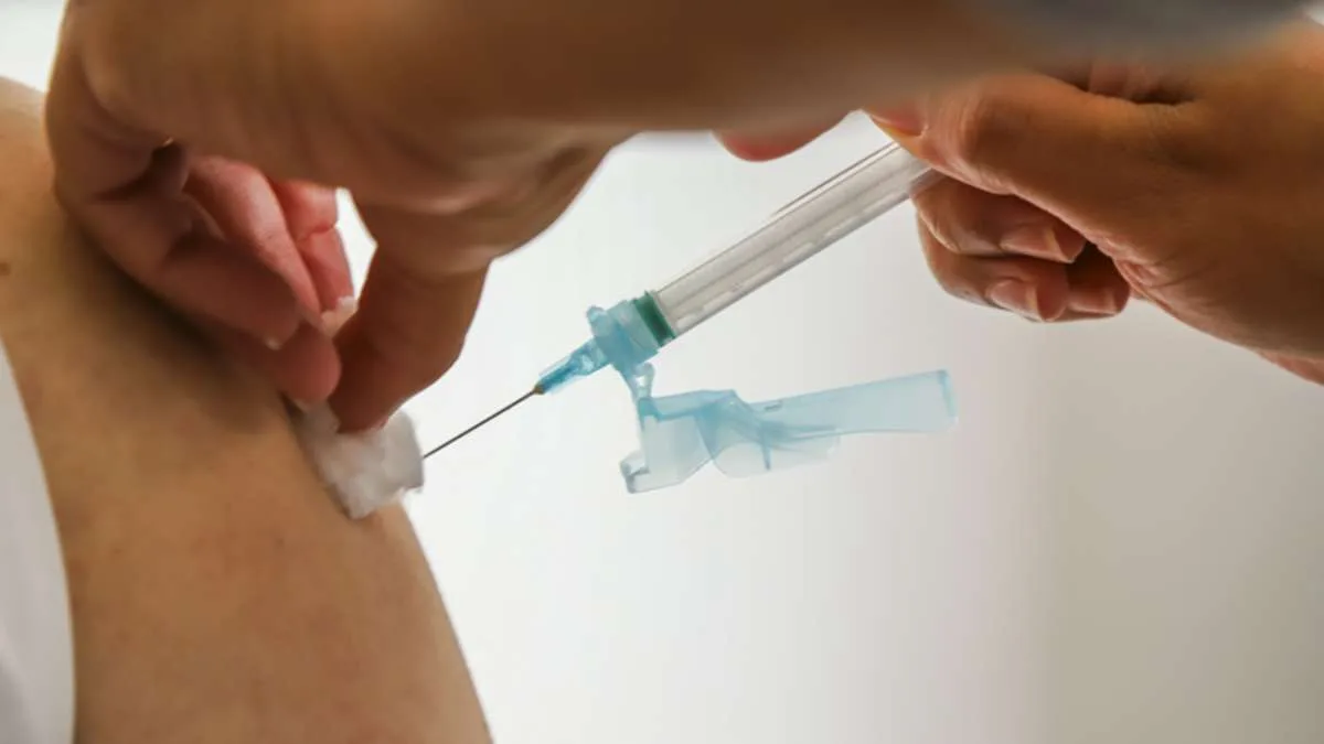 Vacinação contra covid-19 retorna em Curitiba nesta quinta (12)