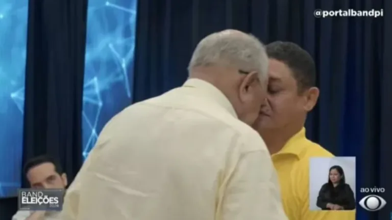 Briga entre politicos durante debate