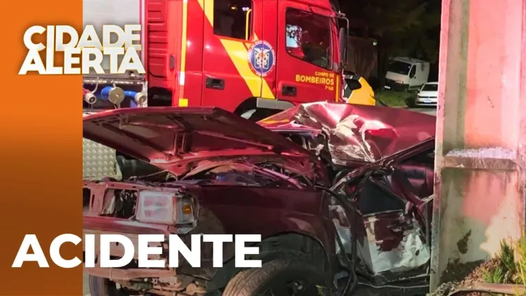 Jovem bate em um poste, com o carro emprestado do tio da namorada, enquanto fugia da PM