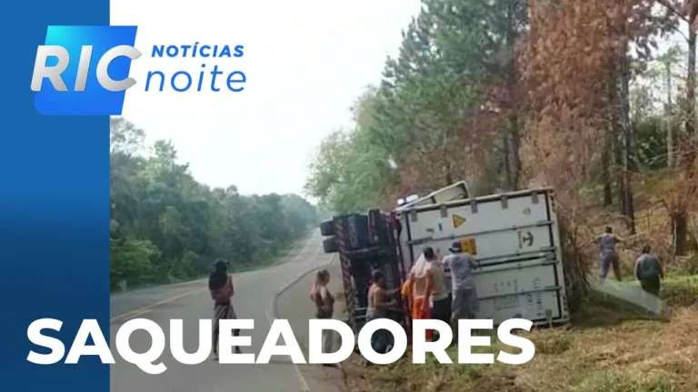 Grupos saqueiam cargas de caminhões tombados, enquanto vítimas recebem atendimento