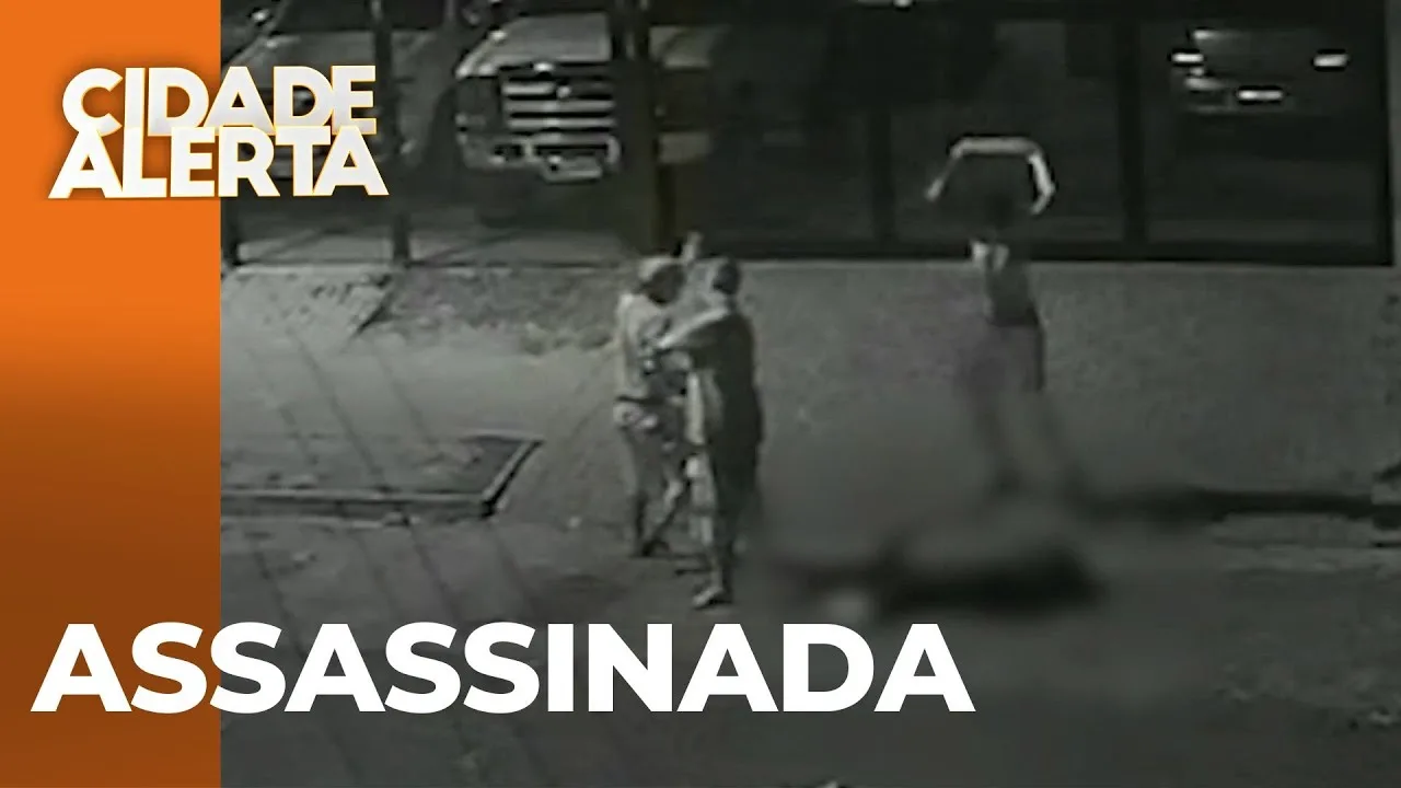 Câmera mostra momento em que mulher é morta à pedradas; namorado também foi assassinado