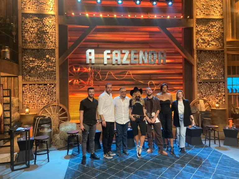 Equipe de diretores e Adriane Galisteu falam sobre A Fazenda 16 em coletiva (Imagem: Júlio Boll / RIC TV)