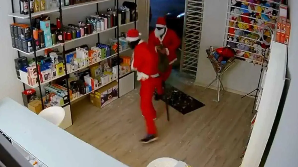dupla vestida de papai noel invade loja