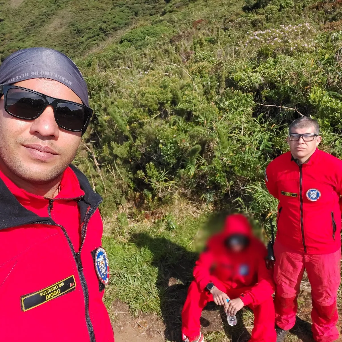 Jovem fica preso no Pico Paraná e passa Natal com bombeiros após travar coluna