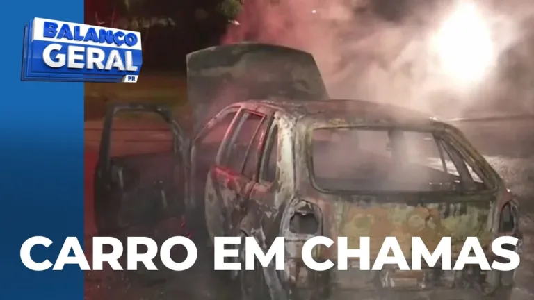 Carro é destruído por incêndio na Vila Romana