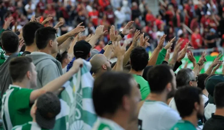 torcidas do athletico e do coritiba durante um atletiba