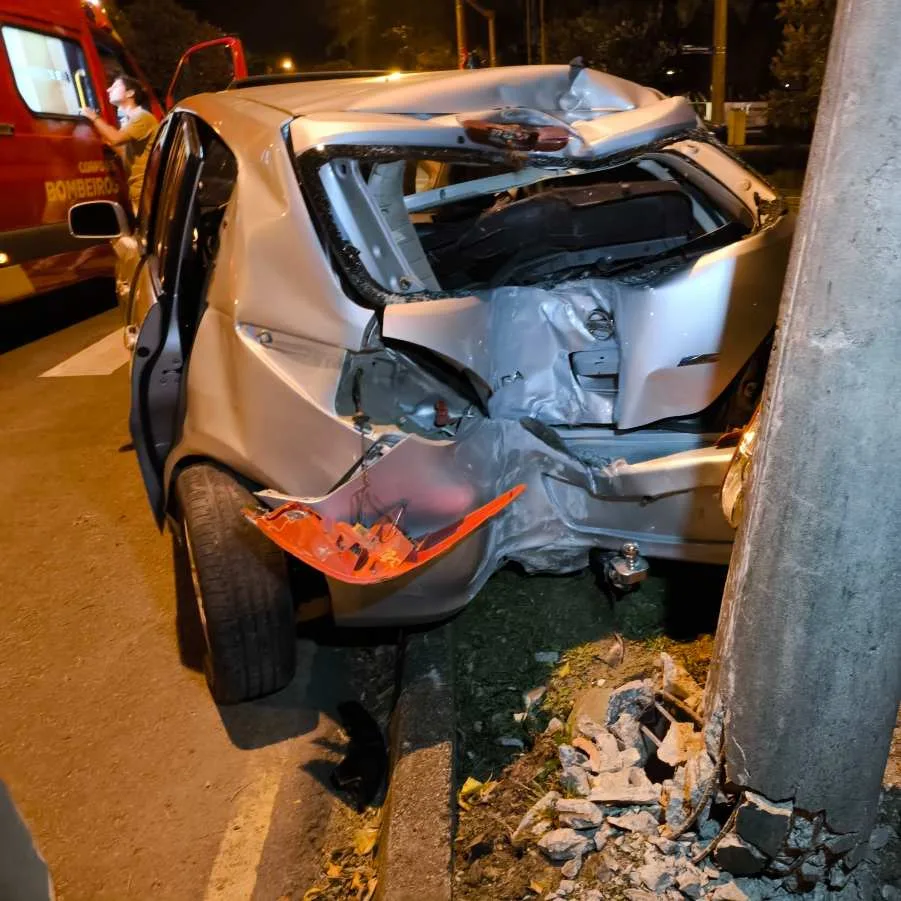 Carro é arremessado contra poste após ser atingido por veículo que possivelmente disputava racha