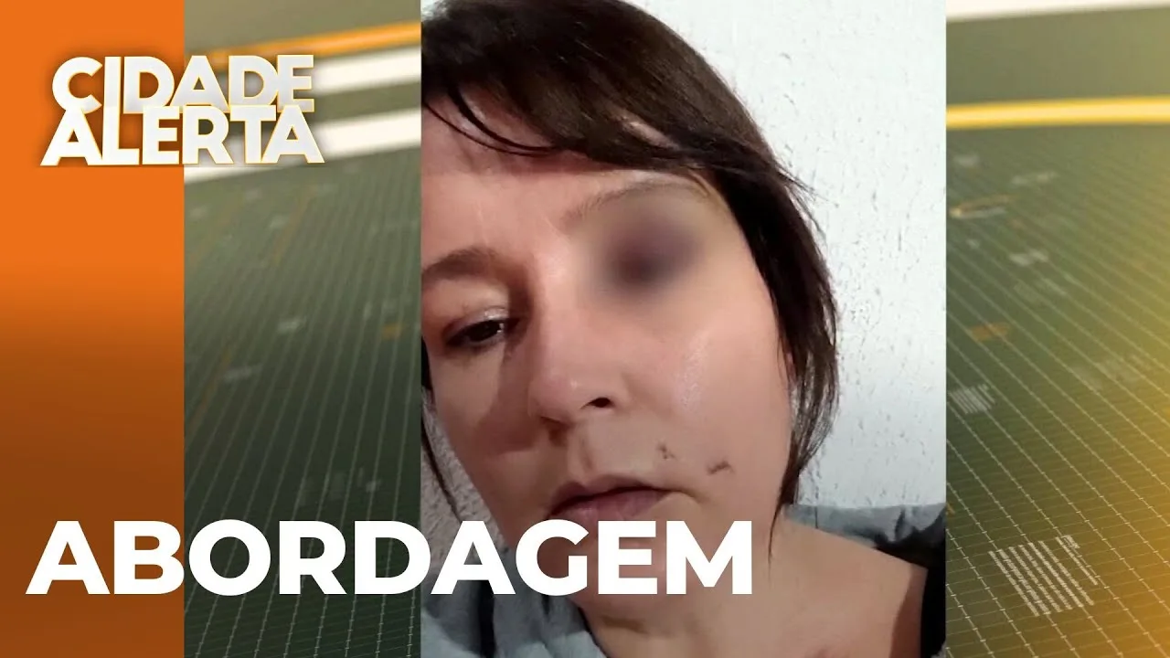Policiais dão um soco na cara de mulher, que cai desacordada durante abordagem