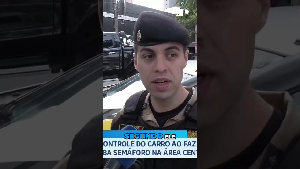 Motorista perde o controle do carro e derruba semáforo em Maringá